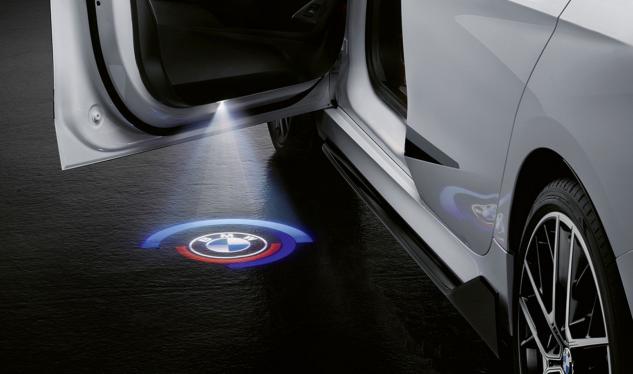Lumini de intrare LED originale BMW, set logo-uri BMW M Performance, filtre optice